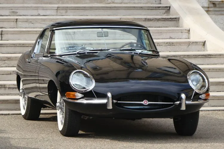 Voiture de sport noir vintage Jaguar E type