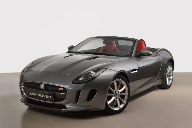 Voiture de sport grise Jaguar F type