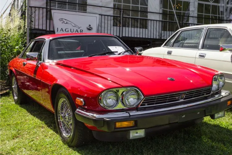 Voiture de sport rouge vintage Jaguar xjs