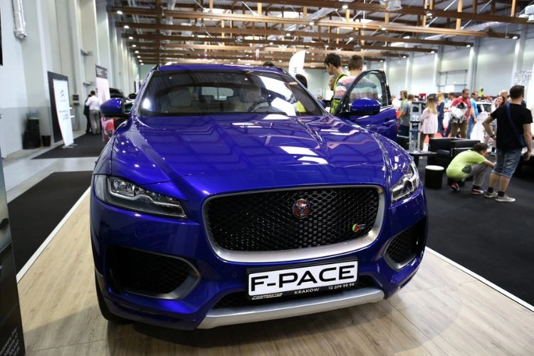 Voiture bleue SUV anglaise modèle Jaguar F-Pace