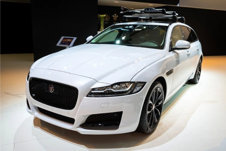 Voiture blanche de luxe anglaise de la marque Jaguard, modèle XF