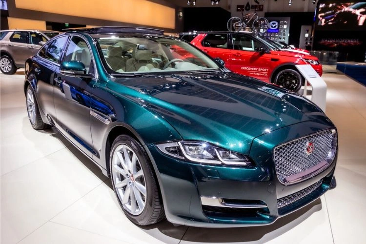 Voiture verte de luxe anglaise de la marque Jaguard, modèle XJ