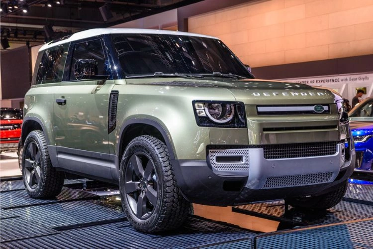 Voiture grise SUV anglaise modèle Land Rover Defender