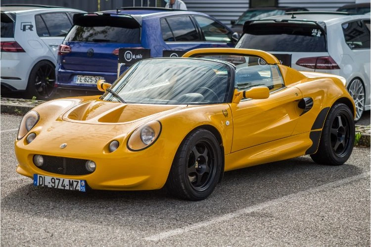 Voiture de sport jaune Lotus elise