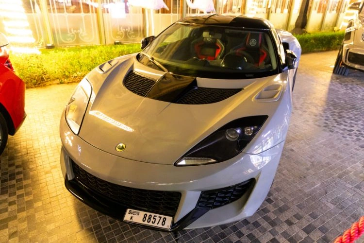 Voiture de sport grise Lotus evora