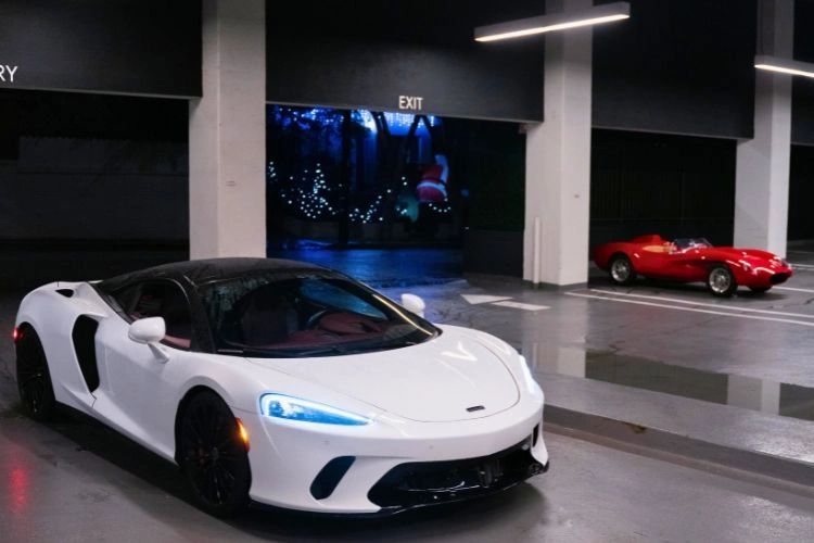 Voiture de sport blanche McLaren GT