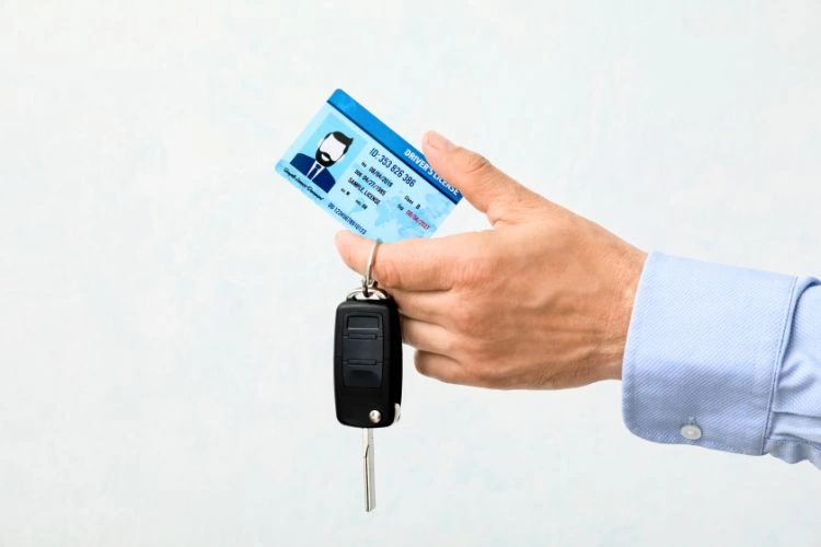 Homme tenant un permis de conduire pouvant représenter celui des remorques