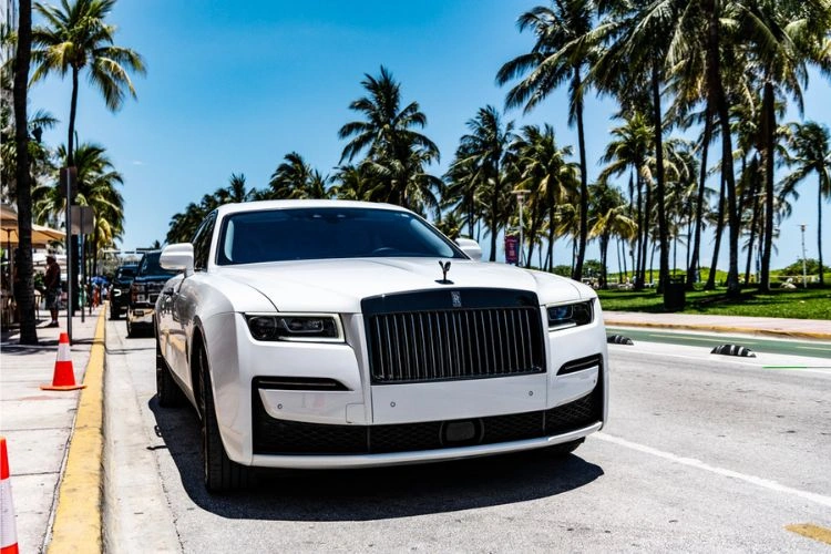 Voiture blanche de luxe anglaise de la marque Roll Royce, modèle ghost