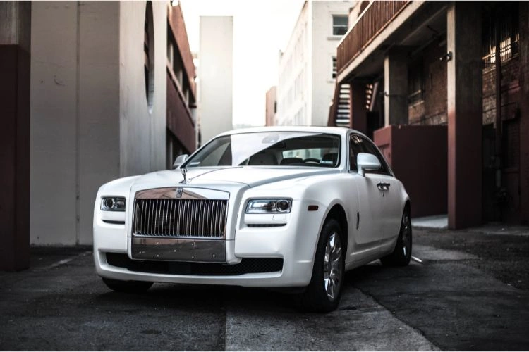 Voiture blanche de luxe anglaise de la marque Roll Royce, modèle phantom