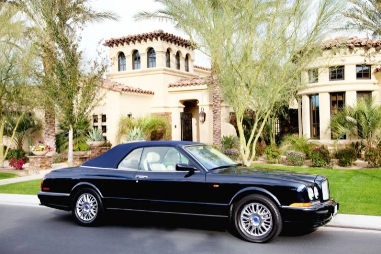 Voiture noir de luxe anglaise de la marque Bentley