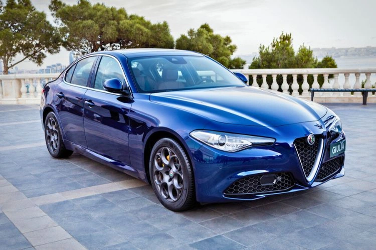 Voiture bleue berline Alpha Roméo