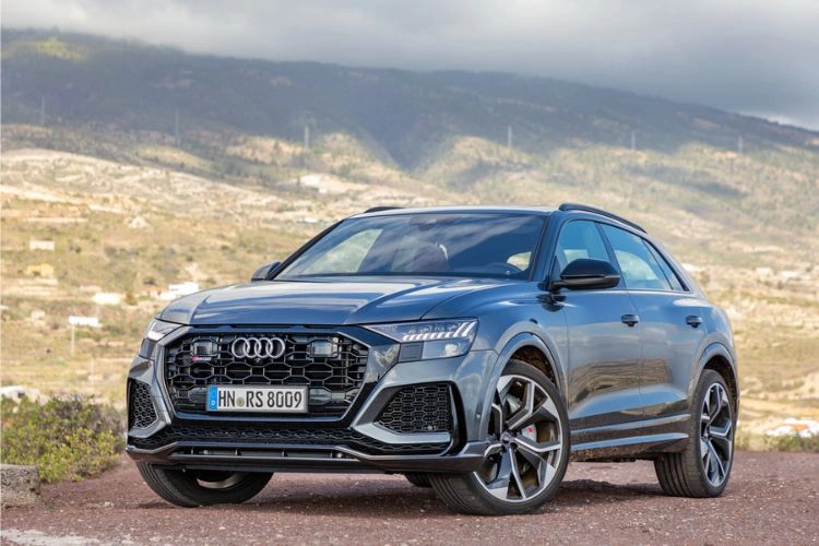 Rapide SUV gris dans un paysage montagneux