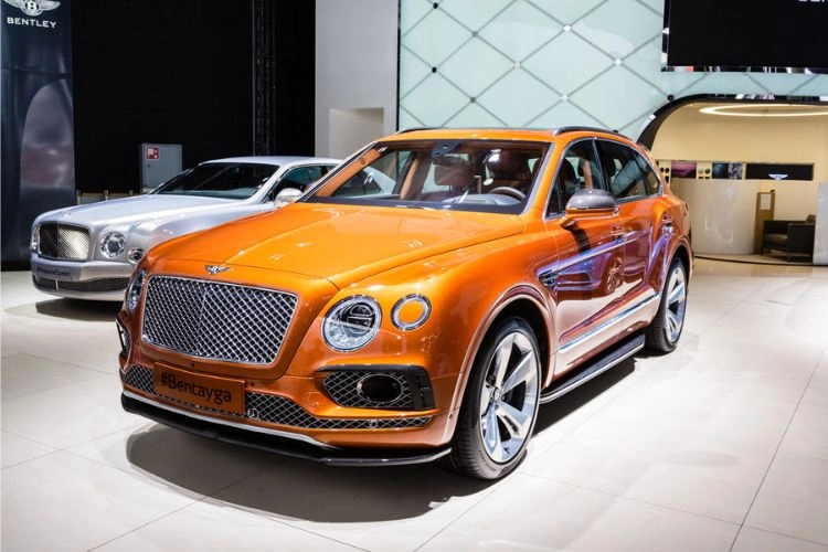 Voiture orange SUV de luxe dans une exposition