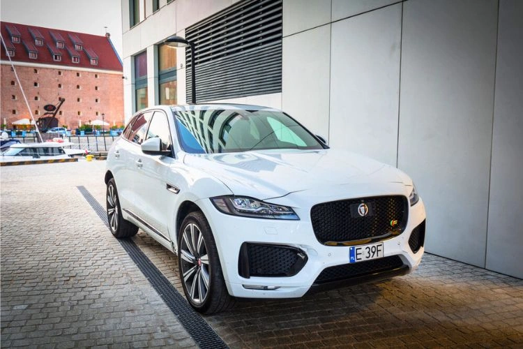 Voiture blanche SUV moderne garé dans une rue