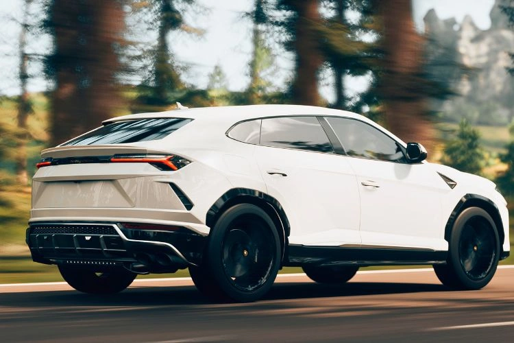 Très luxueux SUV blanche en pleine route