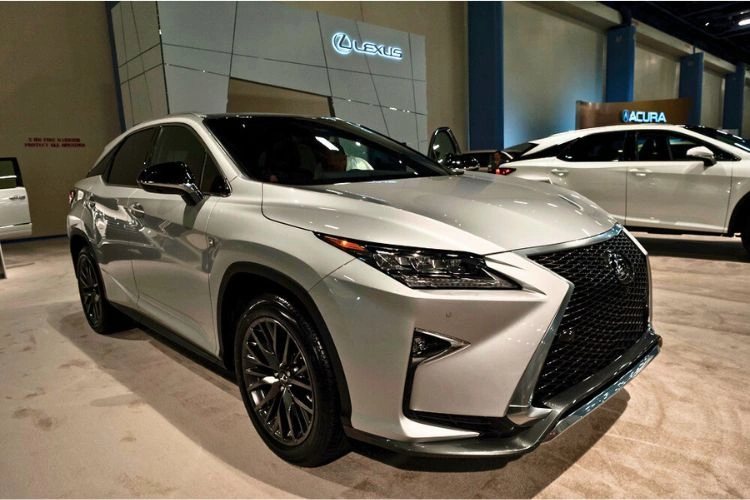 Voiture grise SUV de luxe garé devant le concessionnaire