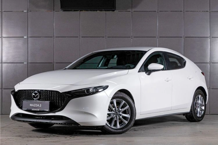 Voiture blanche berline Mazda 3 sport