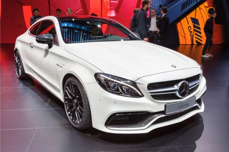 Voiture blanche berline Mercedes AMG C63