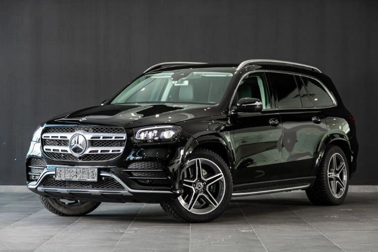 Très luxueuse voiture noire SUV garé quelque-part