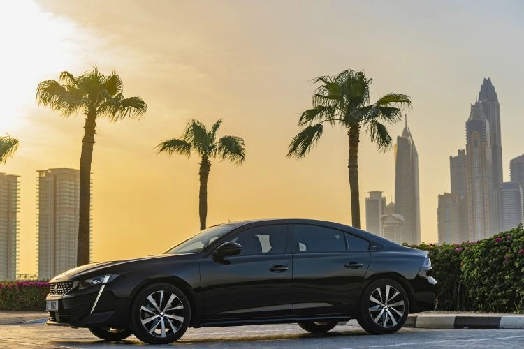 Voiture noire berline Peugeot 508 PSE
