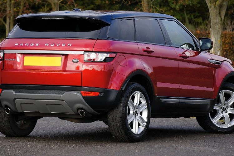Voiture 4x4 SUV moyen rouge garé dans une rue