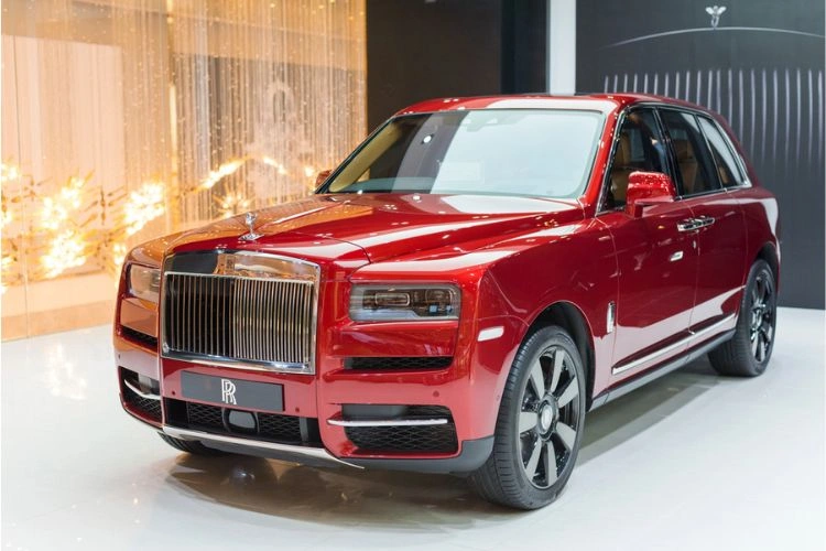 Très luxueuse SUV rouge dans une exposition