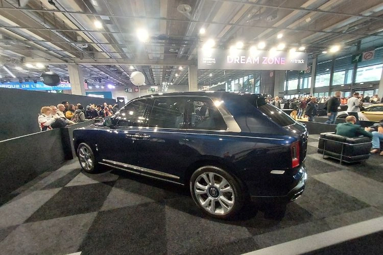 Voiture bleu SUV anglaise modèle Roll Royce Cullinan