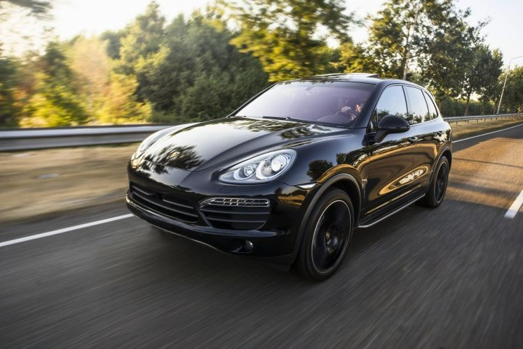 Porsche Cayenne S noir sur une route de campagne