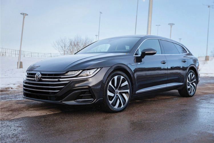 Voiture noire berline Volkswagen Arteon R