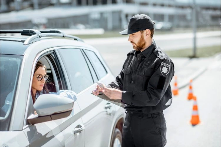 Agent de police en train d'effectuer un contrôle routier