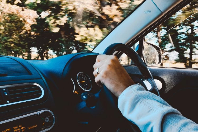 Personne dans son véhicule en pleine conduite