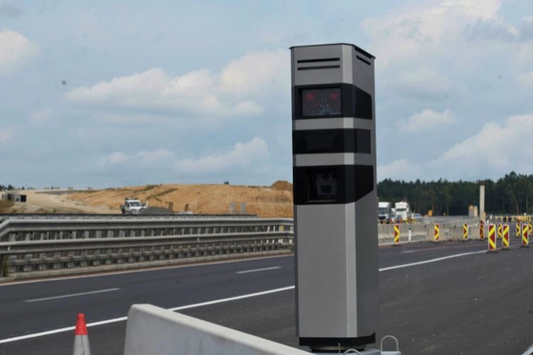 Radar sur une route en Italie près d'un péage