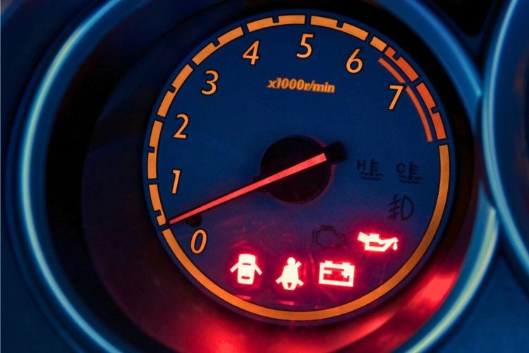 Voyants rouges d'un véhicule allumés