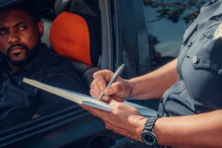 Femme policière en train de mettre une amende pour infraction