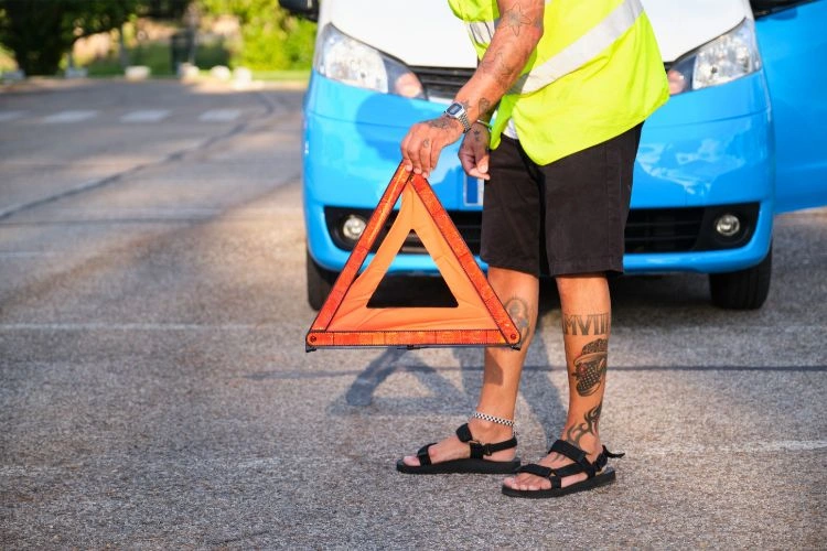 Homme avec les équipements nécessaires en véhicule