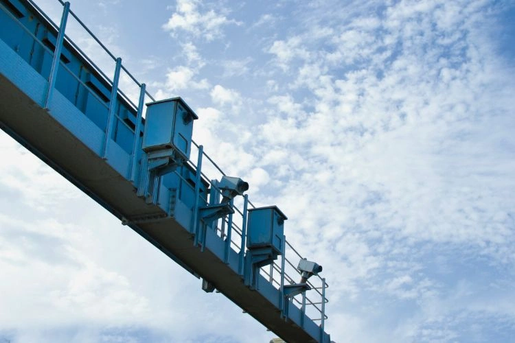 Deux radars et deux caméras sur une route en Espagne