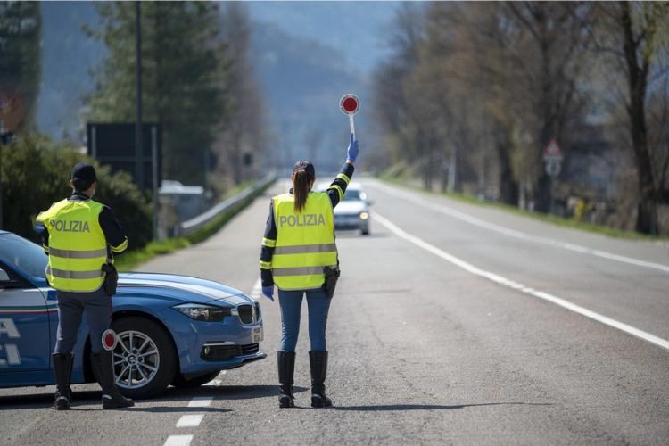 Agents de police routière italienne