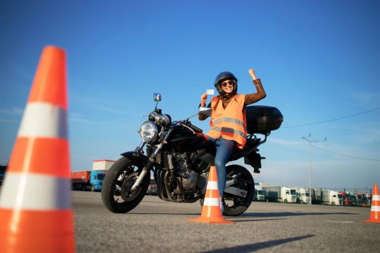 Femme venant de réussir à son permis moto