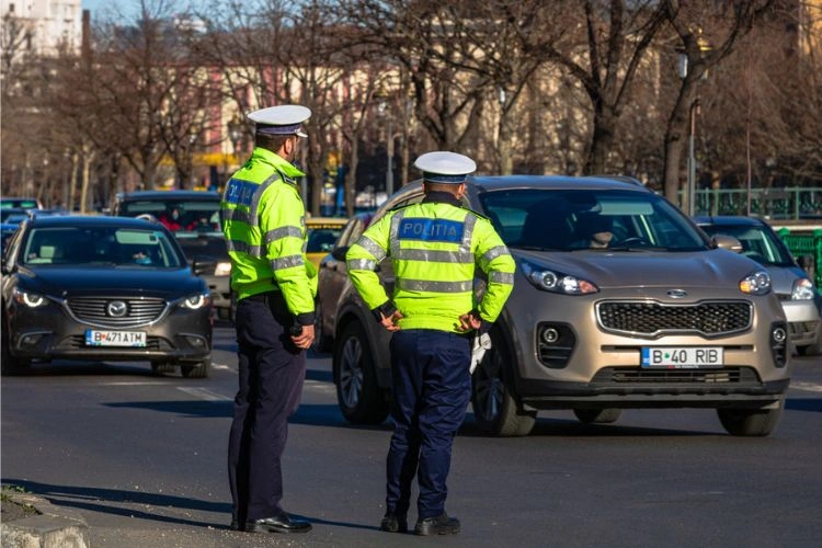 Deux agents de police en plein contrôle routier