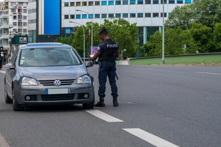 Agent de police qui vient de stopper une voiture pour excès de vitesse