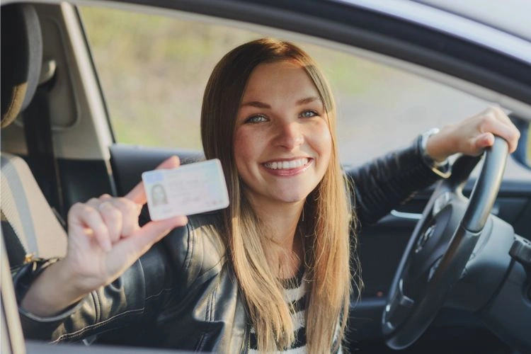 Femme dans son véhicule après avoir échangé son permis de conduire