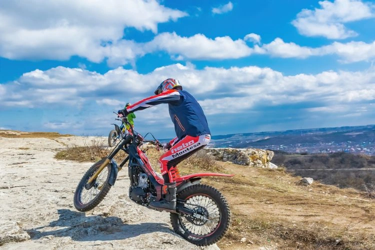 Personne en train de faire des figures avec sa mini moto