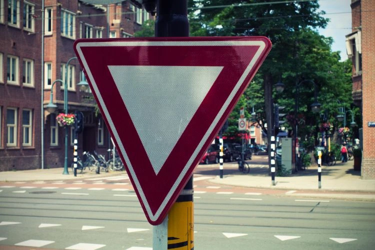 Panneau de signalisation pour représenter les pièges à éviter sur les routes belges