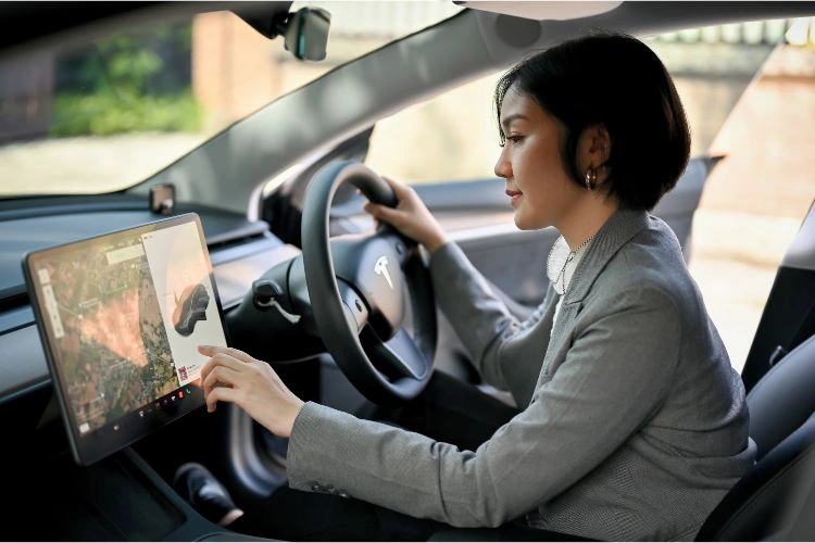 Femme se préparant à conduire sa voiture