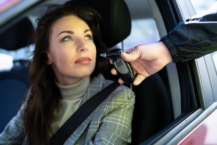 Femme se préparant à subir un alcool test