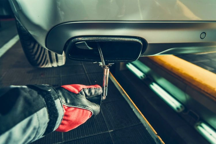 Échappement d'un moteur diesel avec un équipement de test des émissions