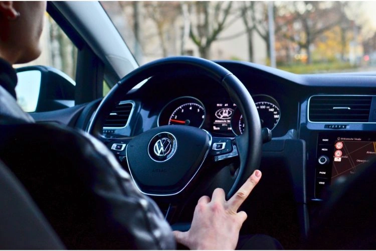 Homme en pleine conduite