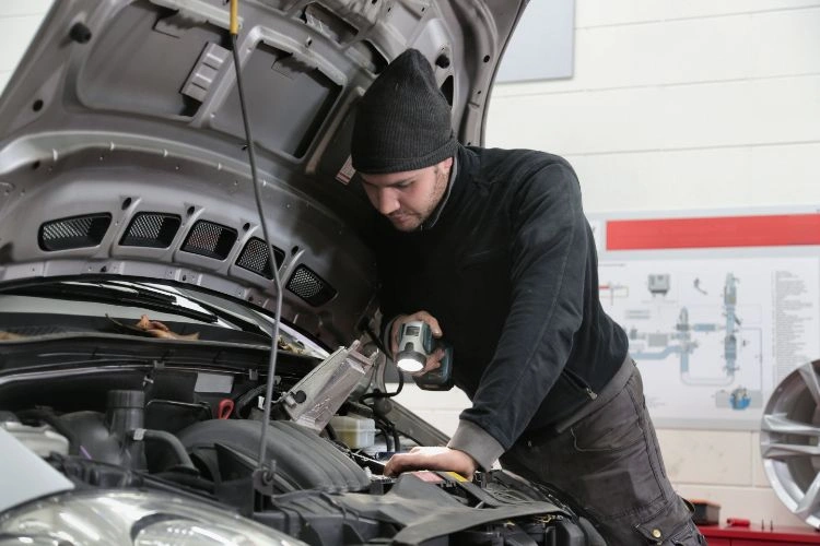 Mécanicien en plein travail sur une voiture
