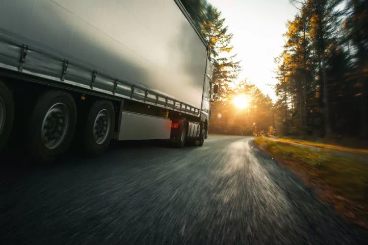 Tracteur routier sur une route de campagne