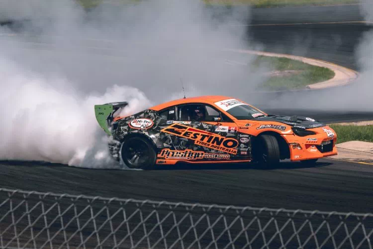 Voiture de sport orange en train de drifter